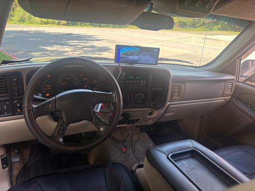 Gold 2005 Chevrolet Suburban 1500 LS