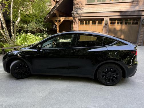 Black 2022 Tesla Model Y Long Range