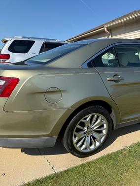 Green 2013 Ford Taurus Limited
