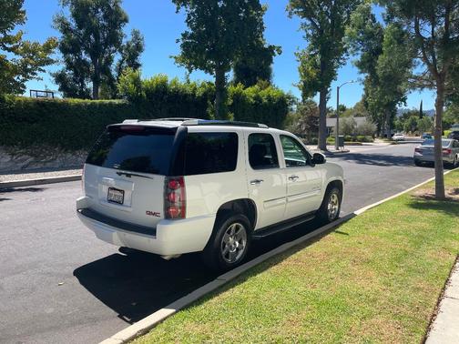 White 2008 GMC Yukon Denali