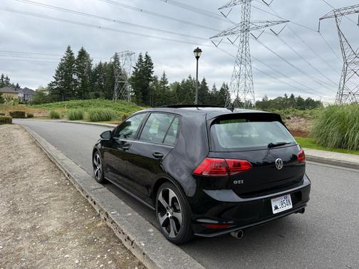 Black 2016 Volkswagen Golf GTI 2.0T SE 4-Door