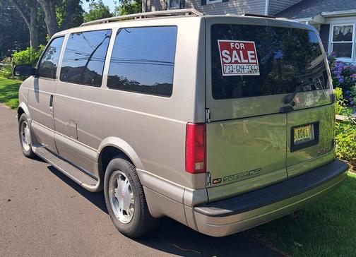 2005 GMC Safari Base
