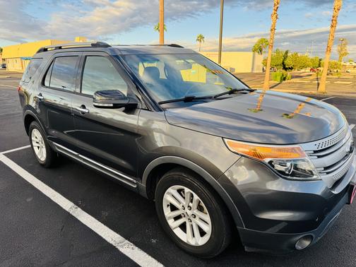 Gray 2015 Ford Explorer XLT