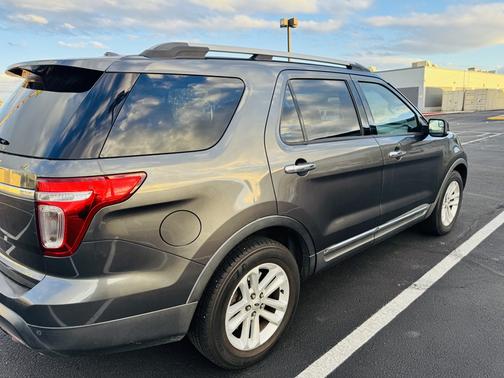 Gray 2015 Ford Explorer XLT