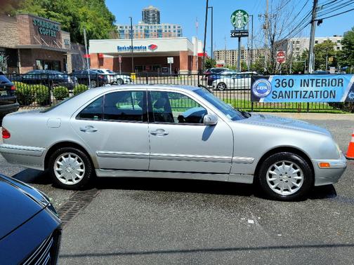 Photo 2 of 23 of 2001 Mercedes-Benz E-Class E320 4MATIC