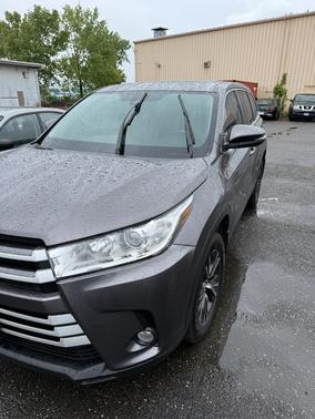 Gray 2019 Toyota Highlander LE