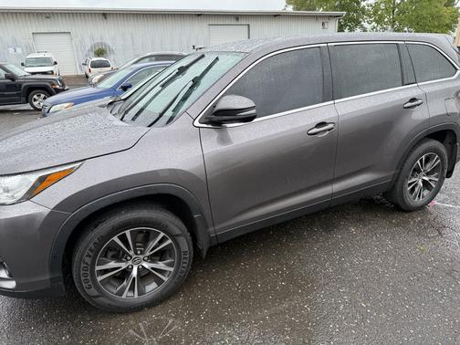 Gray 2019 Toyota Highlander LE