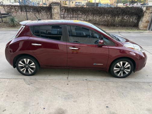 Red 2016 Nissan Leaf SL