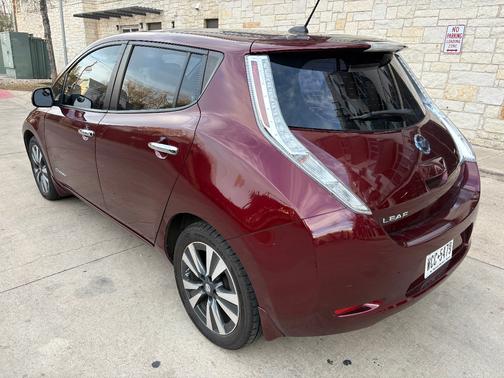 Red 2016 Nissan Leaf SL