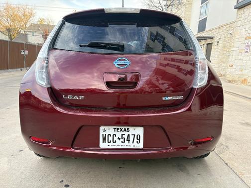 Red 2016 Nissan Leaf SL