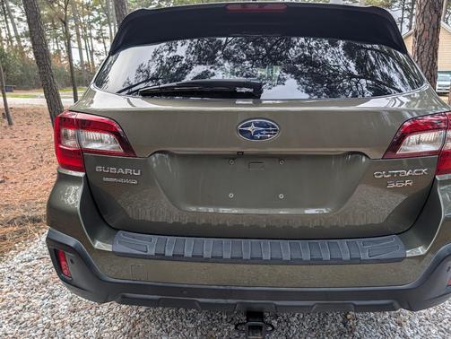 Green 2018 Subaru Outback 3.6R Touring