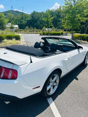 White 2010 Ford Mustang GT Premium