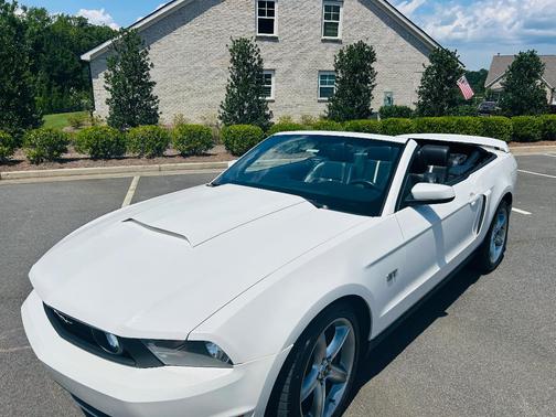 White 2010 Ford Mustang GT Premium
