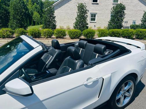 White 2010 Ford Mustang GT Premium