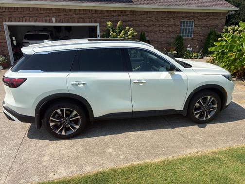 White 2025 INFINITI QX60 LUXE