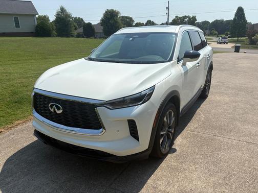 White 2025 INFINITI QX60 LUXE