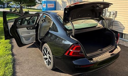 Black 2019 Volvo S60 T6 Momentum