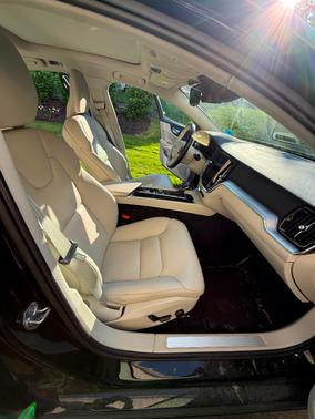 Black 2019 Volvo S60 T6 Momentum