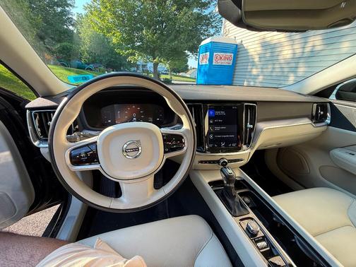 Black 2019 Volvo S60 T6 Momentum