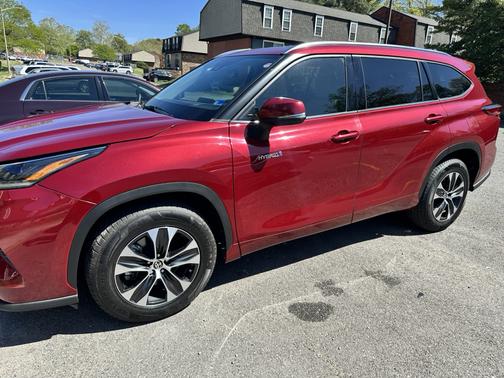 Red 2021 Toyota Highlander Hybrid XLE