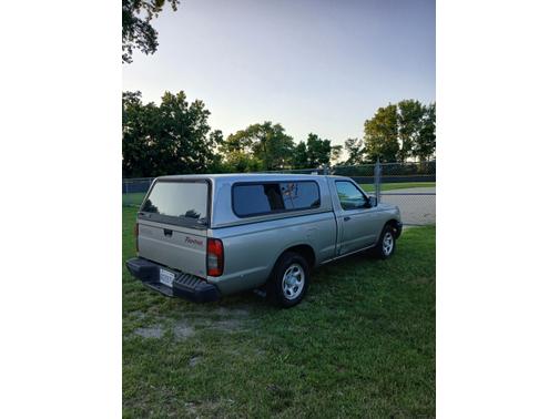 Gray 2000 Nissan Frontier XE