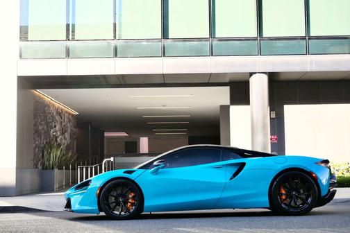 2023 McLaren Artura TechLux