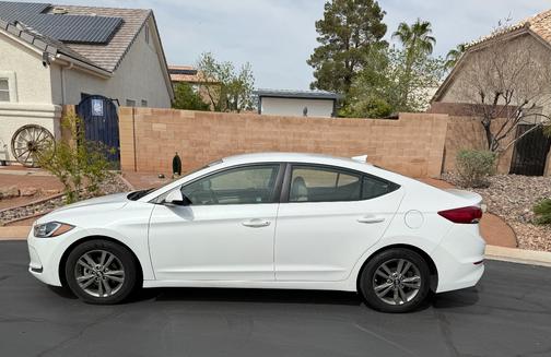White 2017 Hyundai ELANTRA SE
