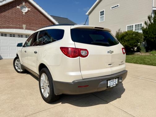 White 2011 Chevrolet Traverse LT