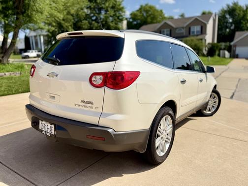 White 2011 Chevrolet Traverse LT