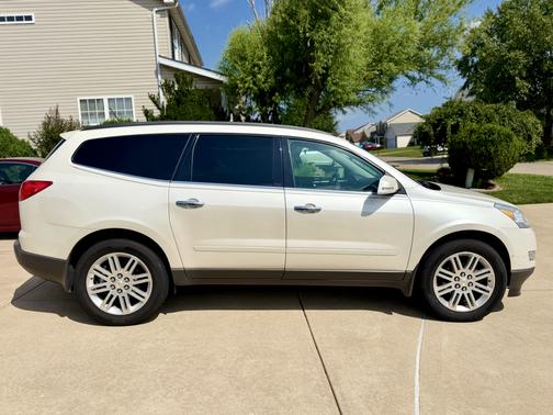 White 2011 Chevrolet Traverse LT