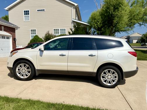 White 2011 Chevrolet Traverse LT