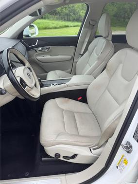 White 2020 Volvo XC90 T6 Momentum