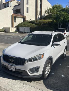 White 2016 Kia Sorento LX