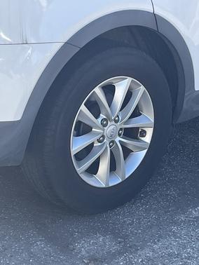 White 2016 Kia Sorento LX