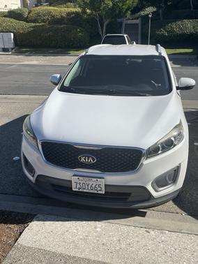 White 2016 Kia Sorento LX