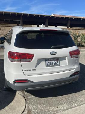 White 2016 Kia Sorento LX