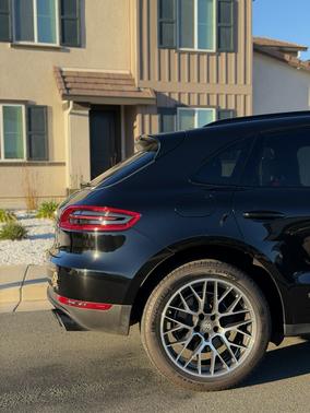 2018 Porsche Macan Macan Sport Edition
