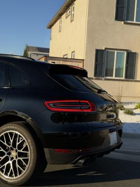 2018 Porsche Macan Macan Sport Edition