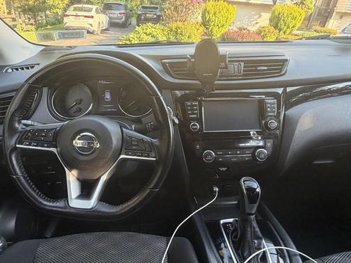 Black 2017 Nissan Rogue Sport SV