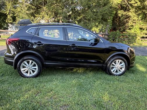 Black 2017 Nissan Rogue Sport SV
