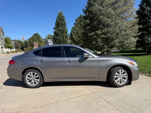 2011 INFINITI M56 x