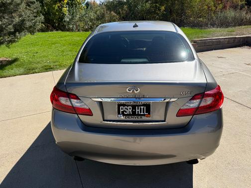 2011 INFINITI M56 x