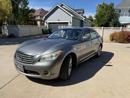 2011 INFINITI M56 x