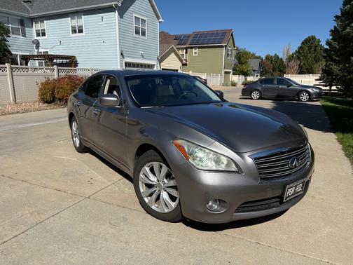 2011 INFINITI M56 x