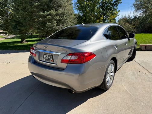 2011 INFINITI M56 x