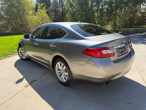 2011 INFINITI M56 x