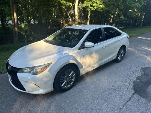 White 2017 Toyota Camry LE
