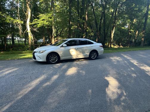 White 2017 Toyota Camry LE