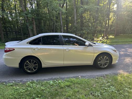 White 2017 Toyota Camry LE