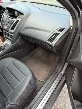 Gray 2014 Ford Focus SE